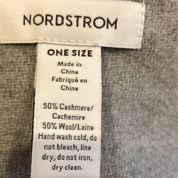 Nordstrom NWOTcashmere & wool blend two-tone gray and black scarf. - Picture 5 of 5
